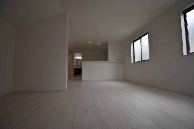 【居間・リビング】 | 練馬区三原台1丁目　新築戸建 | ８項目の住宅性能等級でハイグレード等級を取得する４LDK！水廻り設備はLDKフロアに集約し、導線の良い間取りです！