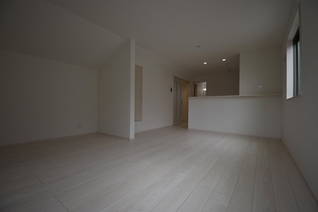 【居間・リビング】 | 練馬区三原台1丁目　新築戸建 | ８項目の住宅性能等級でハイグレード等級を取得する４LDK！水廻り設備はLDKフロアに集約し、導線の良い間取りです！