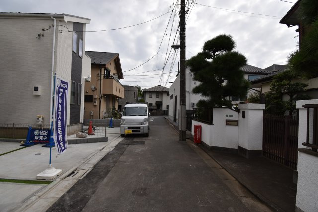 【前面道路含む現地写真】 | 練馬区三原台1丁目　新築戸建 | ８項目の住宅性能等級でハイグレード等級を取得する４LDK！水廻り設備はLDKフロアに集約し、導線の良い間取りです！