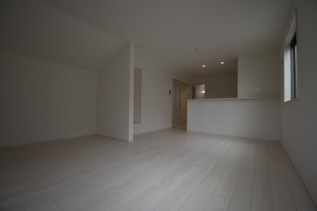 【居間・リビング】 | 練馬区三原台1丁目　新築戸建 | ８項目の住宅性能等級でハイグレード等級を取得する４LDK！水廻り設備はLDKフロアに集約し、導線の良い間取りです！