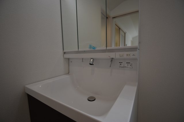 【独立洗面台】 | 練馬区三原台1丁目　新築戸建 | ８項目の住宅性能等級でハイグレード等級を取得する４LDK！水廻り設備はLDKフロアに集約し、導線の良い間取りです！