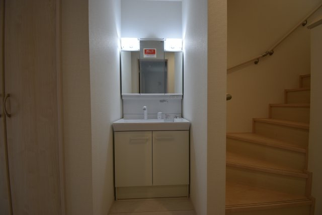 【独立洗面台】 | 練馬区三原台1丁目　新築戸建 | ８項目の住宅性能等級でハイグレード等級を取得する４LDK！水廻り設備はLDKフロアに集約し、導線の良い間取りです！