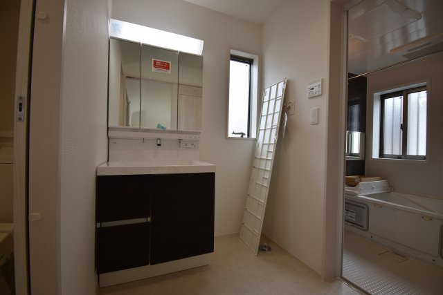 【独立洗面台】 | 練馬区三原台1丁目　新築戸建 | ８項目の住宅性能等級でハイグレード等級を取得する４LDK！水廻り設備はLDKフロアに集約し、導線の良い間取りです！