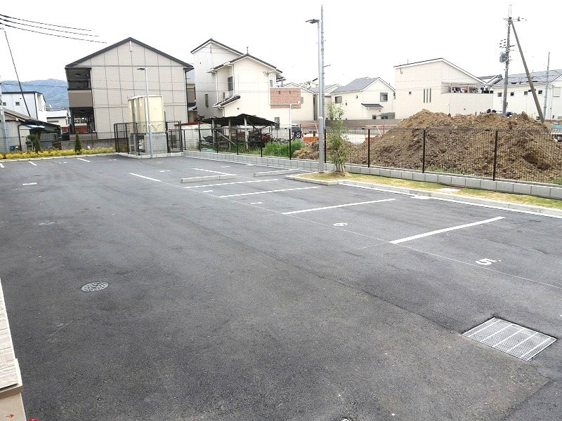ドミソレイユⅢの駐車場|類似物件（ドミソレイユⅡの写真です）