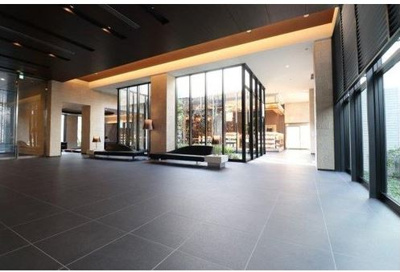 【エントランス】 | ジオ天六ツインタワーズ | 明るい開放感に心安らぐ「エントランスホール」。「エントランスラウンジ」もあり、高級ホテルのラウンジに漂うシックで優雅な雰囲気です。