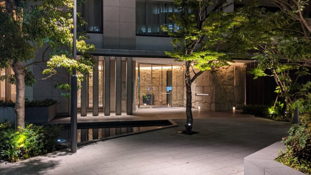 ブリリアザタワー東京八重洲アベニューのエントランス|エントランス前：夜