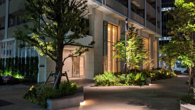 ブリリアザタワー東京八重洲アベニューのその他共用部分|敷地内公開空地：夜