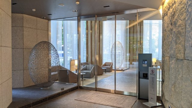 ブリリアザタワー東京八重洲アベニューのエントランス|エントランス風除室