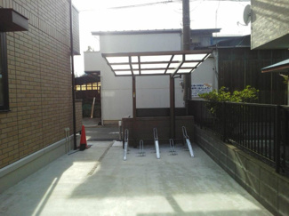 【その他共用部分】 | 屋根付きの駐輪場で雨が降っても大切な自転車が濡れなくてすみます♪荷物が重いときに自転車があれば助かりますね！