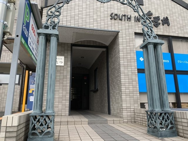 サウスイン大学前のエントランス
