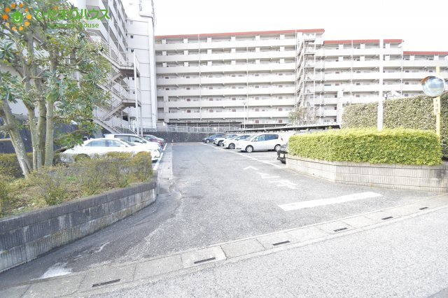 蓮田ビューパレーA棟の駐車場