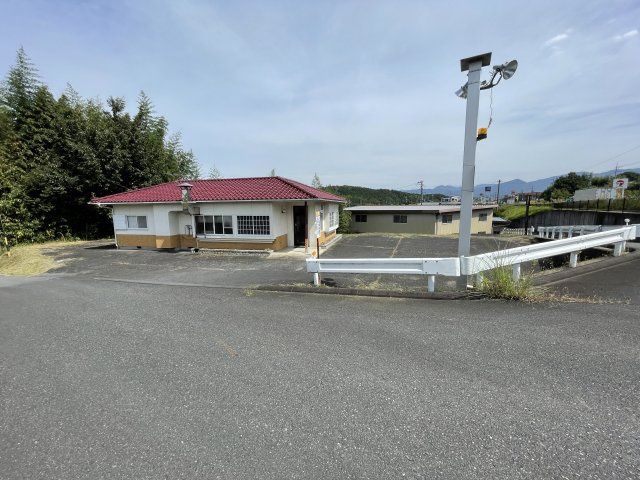 千旦林19号店舗の外観|平屋造りの建物です。敷地面積944㎡