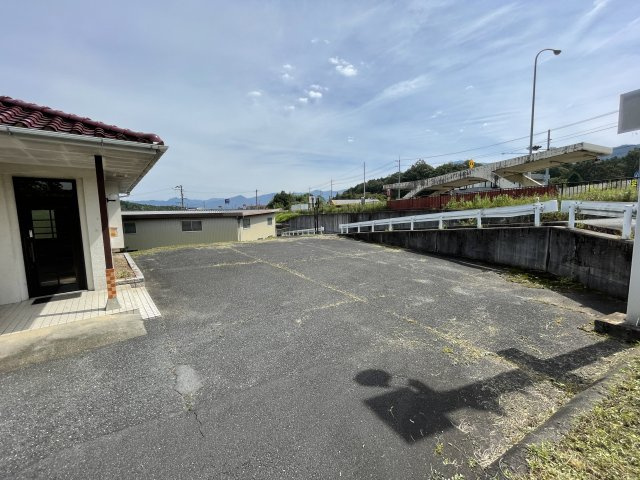 千旦林19号店舗の外観|駐車スペースも複数台可能な敷地があります