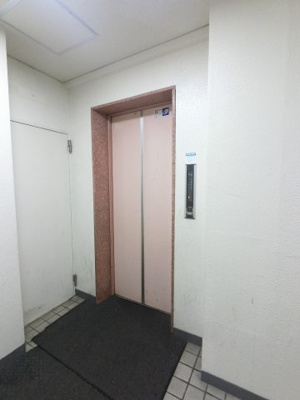 【その他共用部分】 | マンション長者町 | お買い物時やベビーカーの出し入れに便利なエレベーター付です。