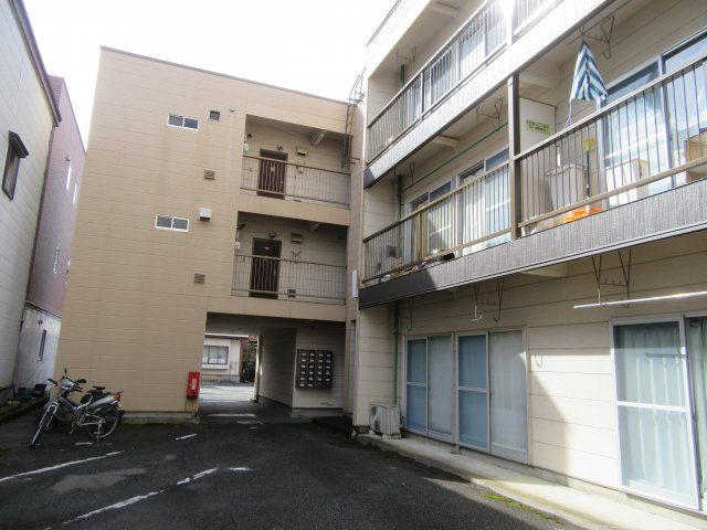 ローズパーク二日町の駐車場