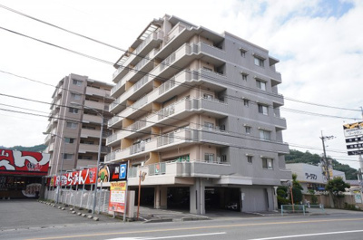 【外観】 | スカイハイツ中深川 | 【耐震性】
耐震性の高さを判断するポイントは、
建築確認申請日が1981年6月1日以降の
新耐震基準に適合しているかどうか。
震度６程度の大地震でも
建物が崩壊しないレベルが基準になりました。
