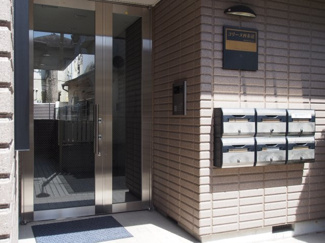 【エントランス】 | 小さな通りの奥にあり、建物の出入りなど人目は気になりません