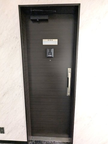 赤坂レジデンシャルホテルの設備|玄関にモニター付インターホンセキュリティ、ディンプルキーのダブルロックセキュリティ