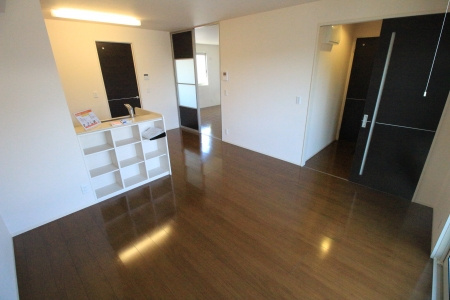 エスパシオアネーロ【キャッシュバック対象】の居間・リビング|ゆったりとした居間です