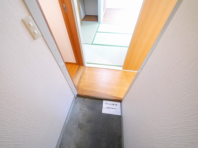 平和荘の玄関