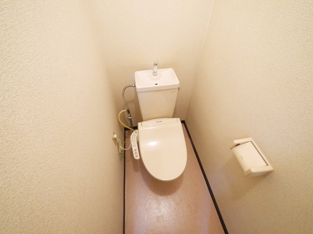 メゾンラポールのトイレ|ゆったりとした空間のトイレです