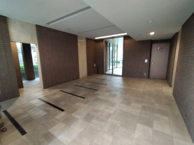 クレアシティ深江橋のエントランス|綺麗なエントランスです。
オートロック付きで安心です。