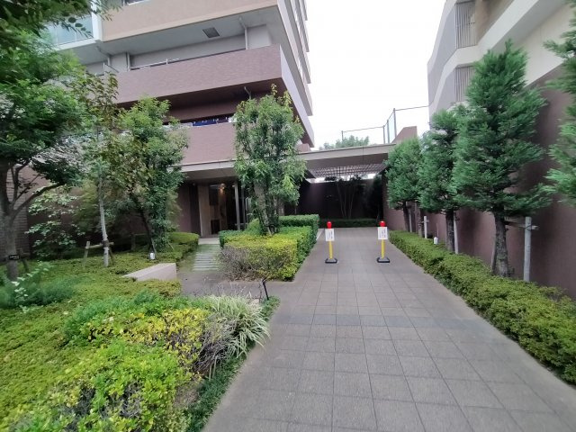 クレアシティ深江橋のエントランス|マンション敷地内はキチンと剪定された植木等があり綺麗です♪