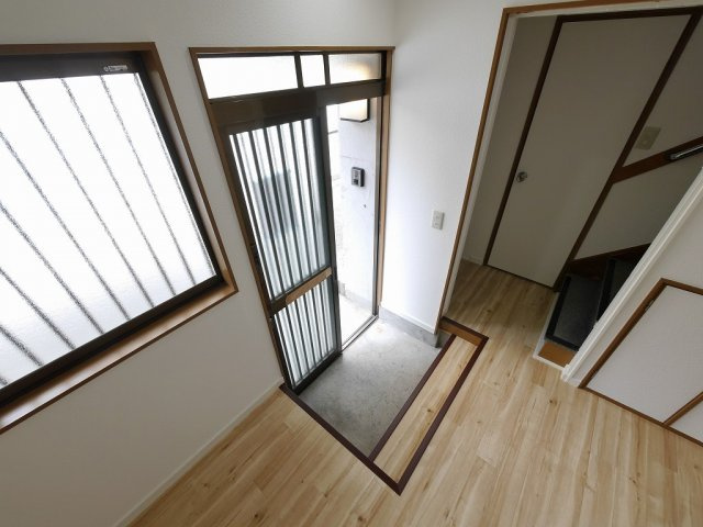 楠谷町貸家の玄関