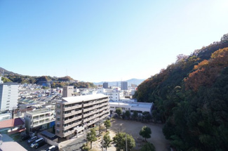 【展望】 | 【四季を感じる】
四季の移ろい・爽やかな青空や風を感じられ
自然を愉しめるパノラマビュー。
毎日の暮らしに余裕を感じさせてくれる、
遮る物の無い開放的な眺望を是非、ご堪能ください。