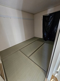 【和室】 | ハーモニーハイツC | 日焼け防止で黒のシートがかけてあります