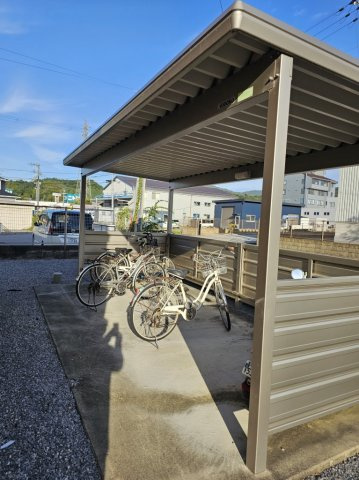 ハーモニーハイツCのその他共用部分|屋根付き駐輪場です