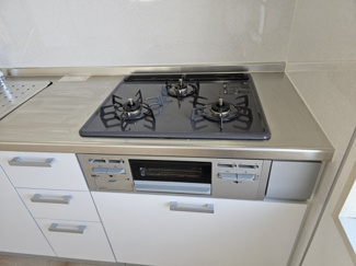 【キッチン】 | ハーモニーハイツC | 3口ガスコンロ・グリル付きです！