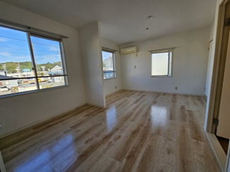 【居間・リビング】 | ハーモニーハイツC | 窓の多いLDKです