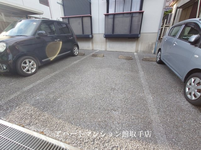 ヒルトップハウスの駐車場|駐車場1台契約可能！