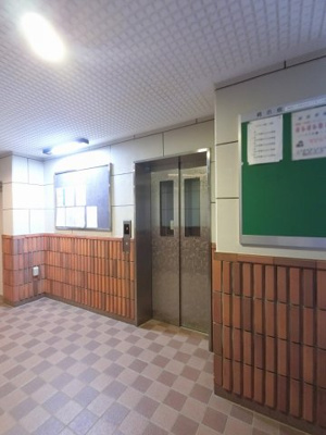 【その他共用部分】 | ライオンズマンション横浜岡野公園 | お買い物時やベビーカーの出し入れに便利なエレベーター付です。
