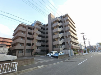 【外観】 | 総戸数３６戸、１９９８年２月築、管理人は日勤勤務につき管理体制良好です♪