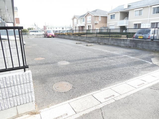 春日部市梅田本町２丁目の賃貸マンションの駐車場