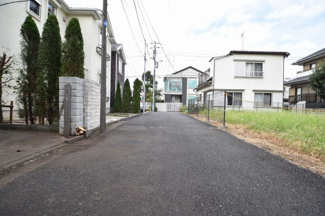 【前面道路含む現地写真】 | 西側4ｍ私道　目の前空き地で開放感良好です。