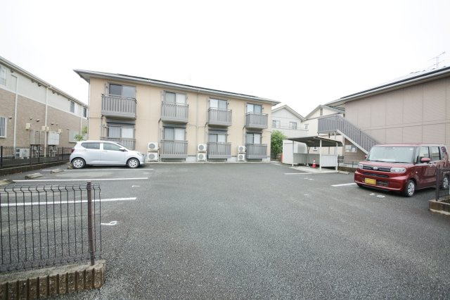 セントイースト の駐車場
