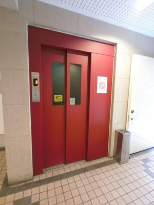 【その他共用部分】 | ライオンズマンション伊勢佐木町西第二 | お買い物時やベビーカーの出し入れに便利なエレベーター付です。