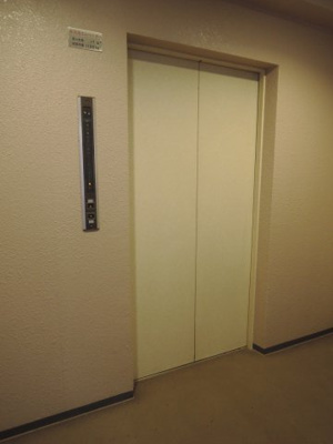 【その他共用部分】 | 藤和阪東橋ハイタウン | お買い物時やベビーカーの出し入れに便利なエレベーター付です。