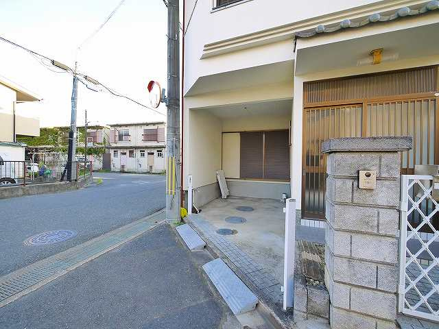 出屋敷町一戸建の駐車場|駐車場があるので、車を買う予定の方も安心です