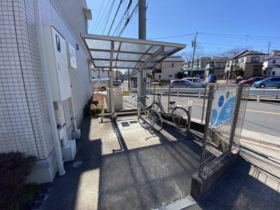 【その他共用部分】 | クレセントⅡ | 屋根付きの駐輪場で雨が降っても大切な自転車が濡れなくてすみますね♪駅から自転車もおすすめです！