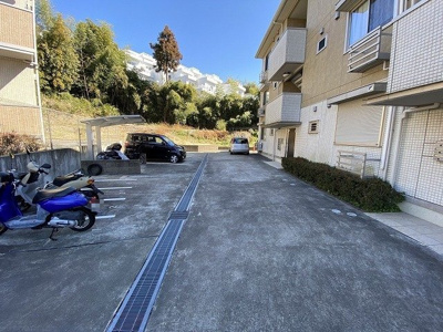 【その他共用部分】 | クレセントⅡ | 敷地内にバイク置き場を完備しています！バイクがあれば通勤・通学、お買い物にも便利です☆