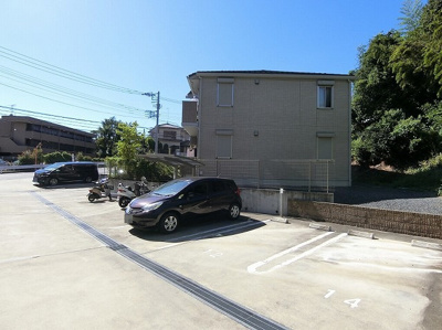 【駐車場】 | クレセントⅡ | いつでも目の届く敷地内に駐車場があります♪お車をお持ちのファミリーさんにオススメです☆