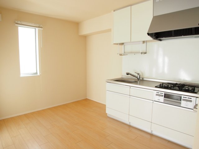 【居間・リビング】 | ＦＥＲＩＯ笹塚 | キッチンにも窓があり明るいお部屋♪