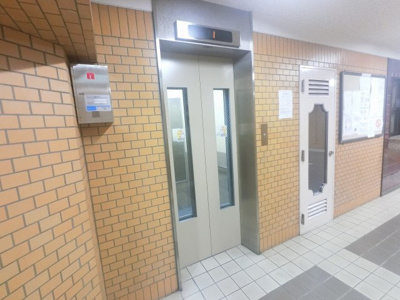 【その他共用部分】 | グリーンシティ新平戸 | お買い物時やベビーカーの出し入れに便利なエレベーター付です。