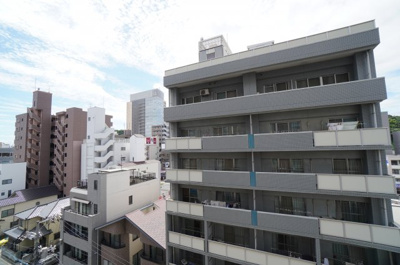 【展望】 | アステージ段原比治山公園 | 【シティービュー】
都会の物件からの眺望を想像すると、
周りの建物に押しつぶされそうになりますが、
本物件目の前の建物との距離もあり、
視界が開けて青空を楽しむことができます。