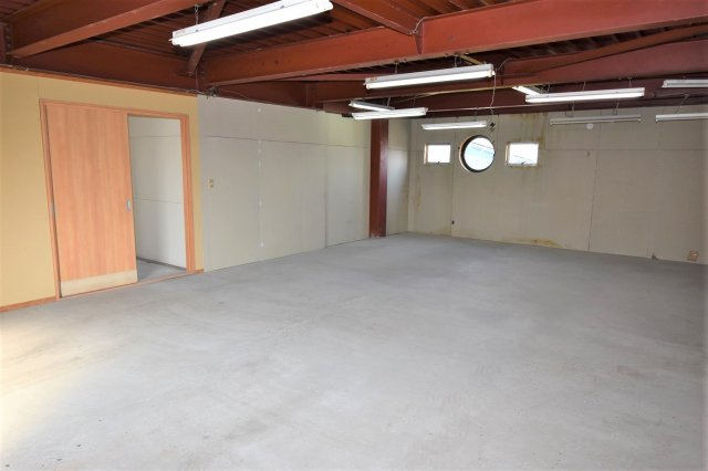 鏡町両出戸建の駐車場