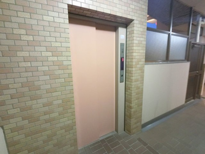 【その他共用部分】 | 市が尾パーク・ホームズ弐番館 | お買い物時やベビーカーの出し入れに便利なエレベーター付です。